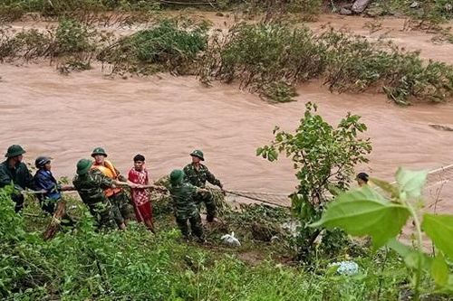 Triển khai lực lượng tìm kiếm nạn nhân mất tích do nước lũ cuốn trôi