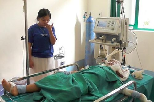Mâu thuẫn với con trai, ông cầm dao chém cháu nội nguy kịch rồi tự sát