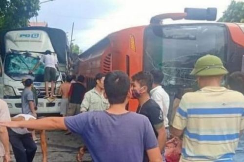 Ninh Bình: Xe khách đâm chết người sang đường rồi lật nghiêng trên quốc lộ