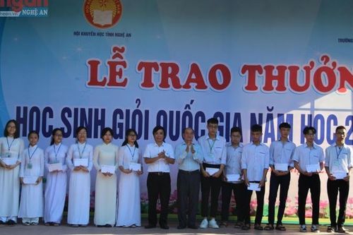 Nghệ An thưởng 1,6 tỷ đồng cho HS đoạt giải Quốc gia, Quốc tế