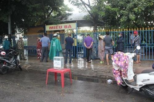 Người đàn ông tử vong trong miếu giữa đêm mưa