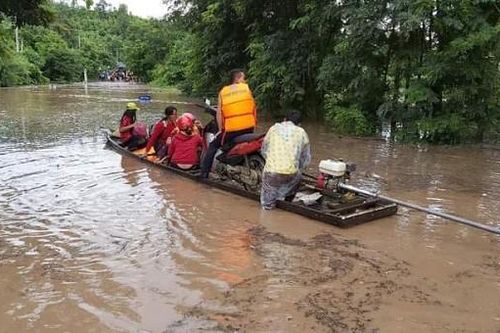 Nhiều xã miền núi ở Quảng Trị bị chia cắt và sạt lở, 1 người bị lũ cuốn trôi mất tích