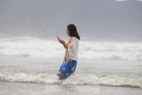 Mặc sóng lớn sau bão, người dân vẫn ra biển câu cá, chụp hình