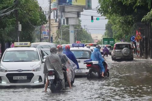 Mưa trắng trời TP Vinh ngập sâu, Hà Tĩnh cây cối gãy đổ, nhà cửa tốc mái