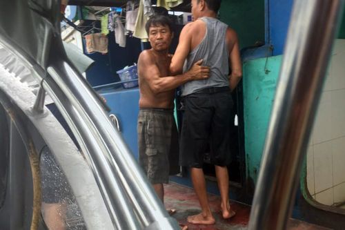 Cứu sống một thuyền viên trượt chân rơi xuống biển