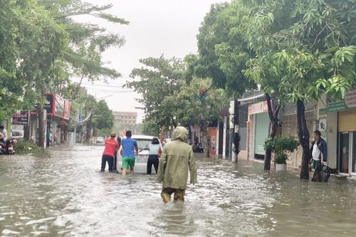Mưa lớn, thành phố Hà Tĩnh 'biến' thành sông