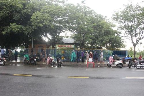 Tá hỏa phát hiện người đàn ông tử vong trong miếu giữa mưa bão