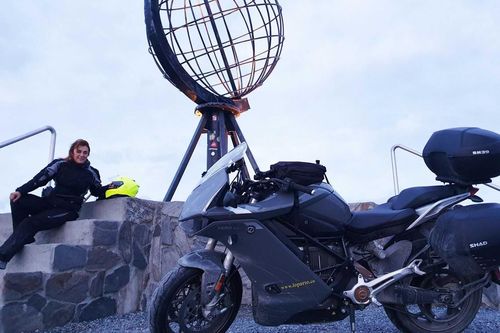 Cô gái đi phượt 7.000 km bằng xe mô tô điện