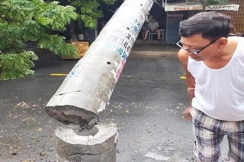 Một trụ điện ở Đà Nẵng gãy ngang trong bão số 5