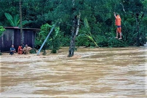 Thót tim cảnh đu dây giải cứu 9 người dân giữa dòng lũ ở Quảng Nam