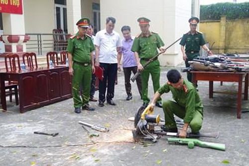 Tiêu hủy hơn 100 khẩu súng tự chế, 200 dùi cui điện, dao phớ, đao, kiếm