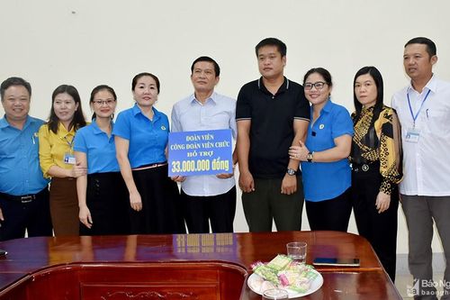 Công đoàn Viên chức tỉnh trao 33 triệu đồng cho đoàn viên khó khăn ở TP Vinh