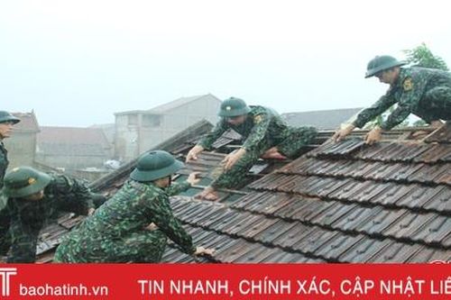 Ảnh hưởng bão số 5, nhiều nhà dân ở Nghi Xuân bị tốc mái, kè biển Lộc Hà sạt lở