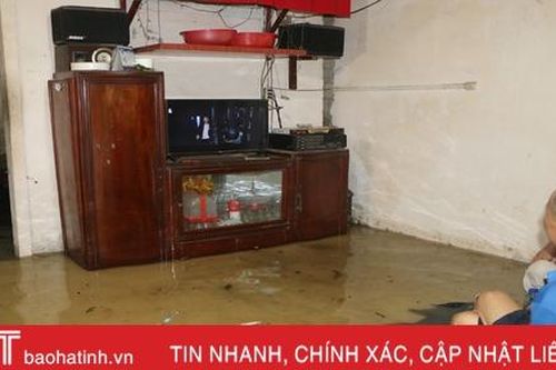 Mưa lớn trong nhiều giờ, đường phố Hà Tĩnh ngập sâu, nhà dân 'chạm' lụt