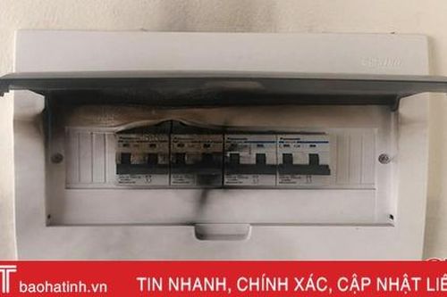 Mái tôn bị hất vào trạm biến áp gây phóng điện nhà dân ở TP Hà Tĩnh