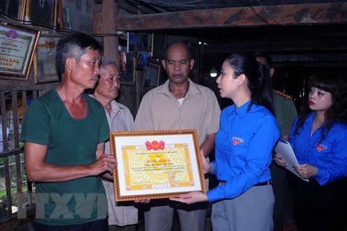 Truy tặng huy hiệu cho công an viên hy sinh khi trấn áp tội phạm