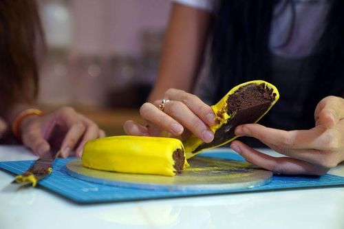 Bánh mô phỏng - 'Phao cứu sinh' thời COVID-19