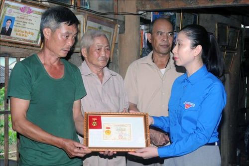 Truy tặng Huy hiệu 'Tuổi trẻ dũng cảm' cho đồng chí Quàng Văn Xôm