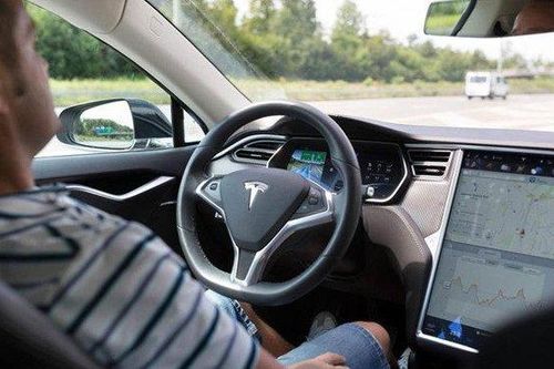 Tài xế ngủ gật trên xe ô tô tự lái 150 km/giờ