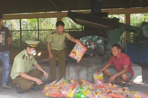 Chặn đứng kẻ dã tâm bán 5.000 cây xúc xích mốc meo ra chợ