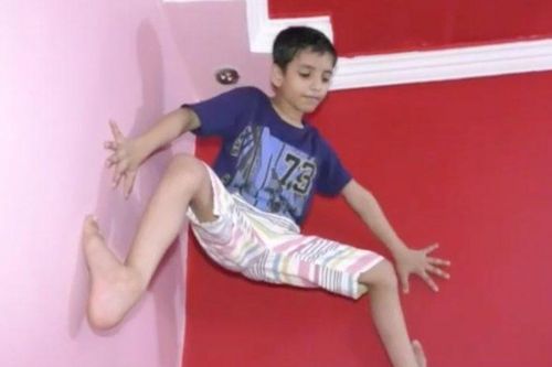 Ấn Độ: Cậu bé 7 tuổi có khả năng leo tường như 'người nhện'