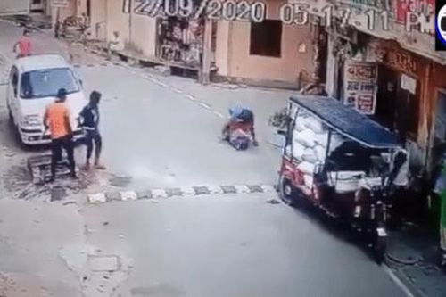 Ngăn hàng xóm quấy rối con gái, người phụ nữ bị đánh dã man ngay giữa đường