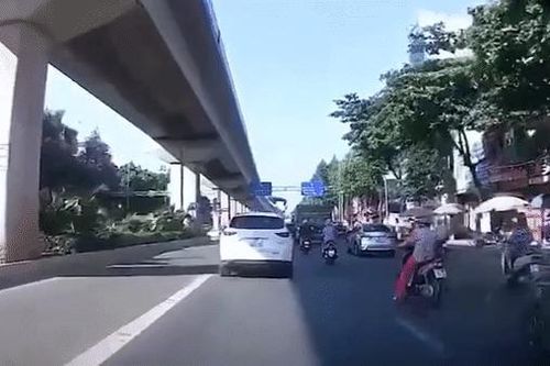 Clip: Nữ 'ninja' xi nhan xin đường bằng chân khiến nhiều người thắc mắc