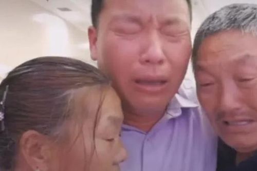 Người đàn ông vỡ òa trong hạnh phúc khi đoàn tụ bố mẹ ruột sau gần 4 thập kỷ bị bắt cóc