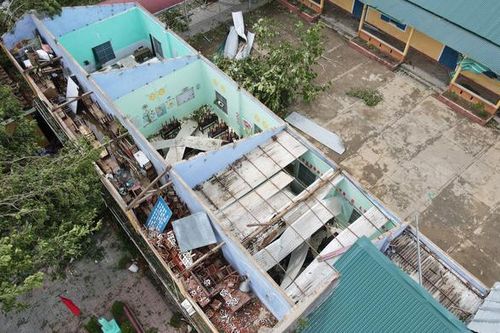 Bão số 5 làm tốc mái trường Tiểu học ở Huế, nhiều thiết bị hư hỏng nặng nề