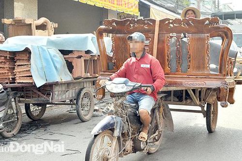 Cần phạt nặng xe máy chở hàng cồng kềnh