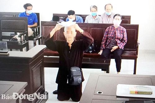 Nguyên đơn quỳ gối đội đơn xin xử án: Đó là sự dàn dựng