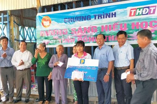 Trao học bổng 'Gương sáng hiếu học'