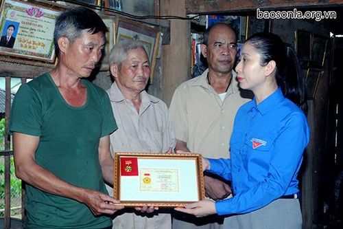 Truy tặng Huy hiệu 'Tuổi trẻ dũng cảm' cho Công an viên hy sinh khi làm nhiệm vụ