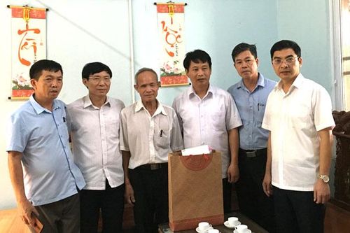 Thăm, tặng quà nạn nhân chất độc da cam