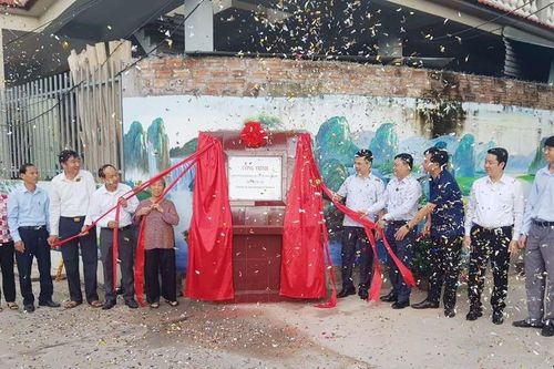 Vĩnh Tường (Vĩnh Phúc): Gắn biển công trình chào mừng Đại hội Đảng bộ tỉnh khóa XVII