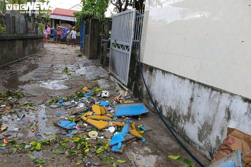 Gió bão cuốn bay am thờ đè người đàn ông ở Thừa Thiên - Huế trọng thương