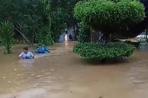 Lũ quét gây ngập sâu 1-2m ở ngôi làng vùng cao Quảng Nam