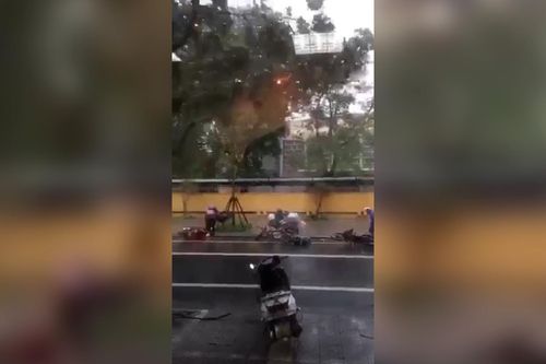 Clip: Xe máy bị gió thổi bay trong cơn bão số 5 ở Huế