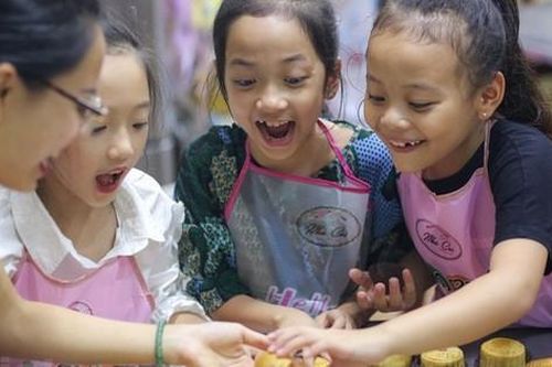 Trẻ nhỏ thích ăn bánh trung thu nhưng không phải bố mẹ nào cũng biết ăn sao để tốt cho sức khỏe của con