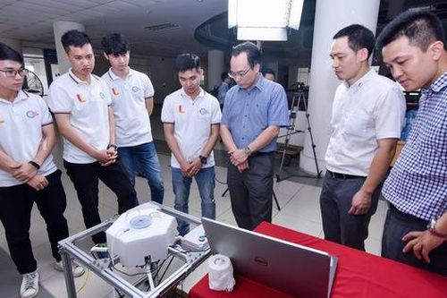 Sinh viên Bách Khoa chế tạo robot tự động diệt cỏ 200 m2/giờ