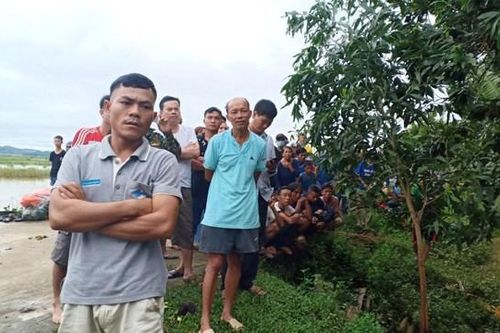 Cố đẩy xe máy qua đập tràn, 3 thanh niên bị nước cuốn trôi