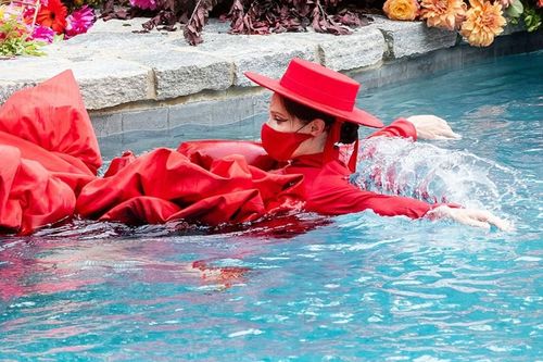 Siêu mẫu Coco Rocha catwalk dưới nước