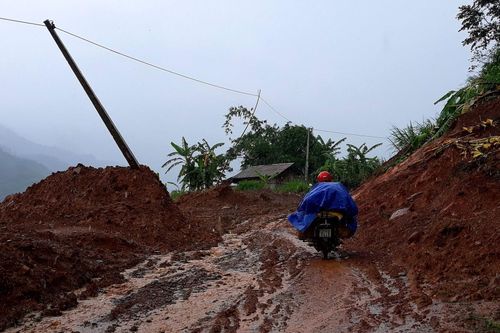 Nhiều bản làng bị cô lập sau bão số 5