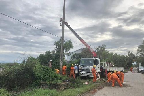 Khẩn trương khôi phục cung cấp điện tại miền Trung