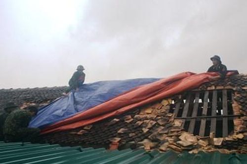Bộ đội dầm mưa giúp nhân dân