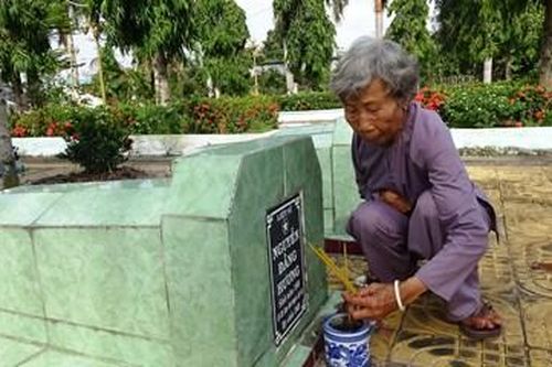 Nữ thương binh bán vé số xây mộ đồng đội