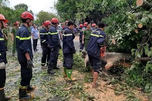 Lực lượng vũ trang TT-Huế giúp dân khắc phục sau bão
