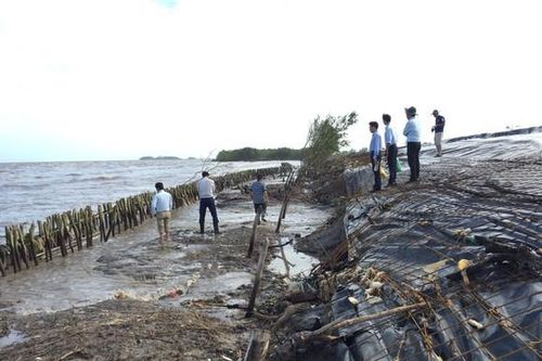 Sóng đánh vỡ 3 đoạn đê biển