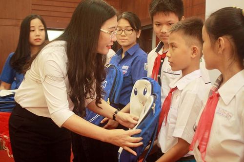 Trao học bổng 'Thắp sáng ước mơ thanh thiếu nhi Quảng Ngãi' lần thứ 7