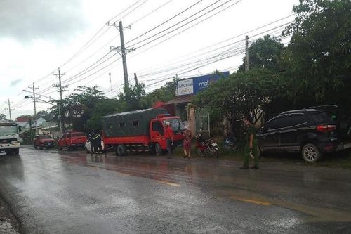Ôm con 1 tuổi nhảy sông, mẹ được cứu, bé trai mất tích